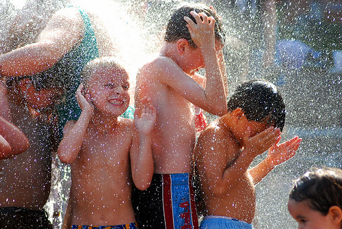 2687290741_a5bb7e0ca0 Kids playing in the Crowne Fountain, Minenium Park, Chicago. Photo courtesy of Kymberly Janisch at Flickr.